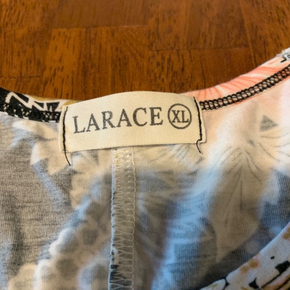 Larace Floral Tunic Top Size XL - Picture 2 of 2